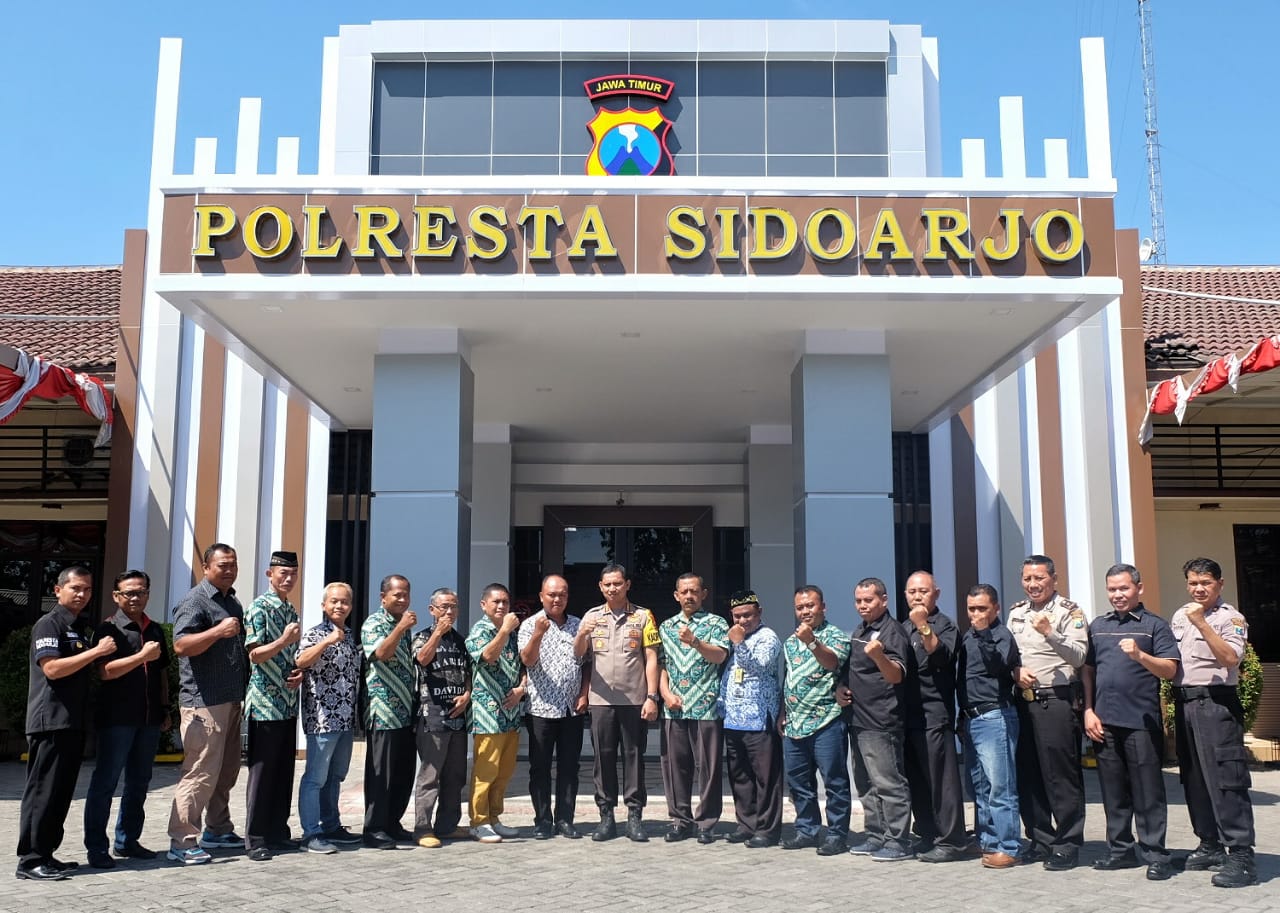 DIALOG - Kapolresta Sidoarjo, Kombes Pol Zain Dwi Nugroho berdialog dengan para pengurus PSHT Sidoarjo, Rabu (17/07/2019).