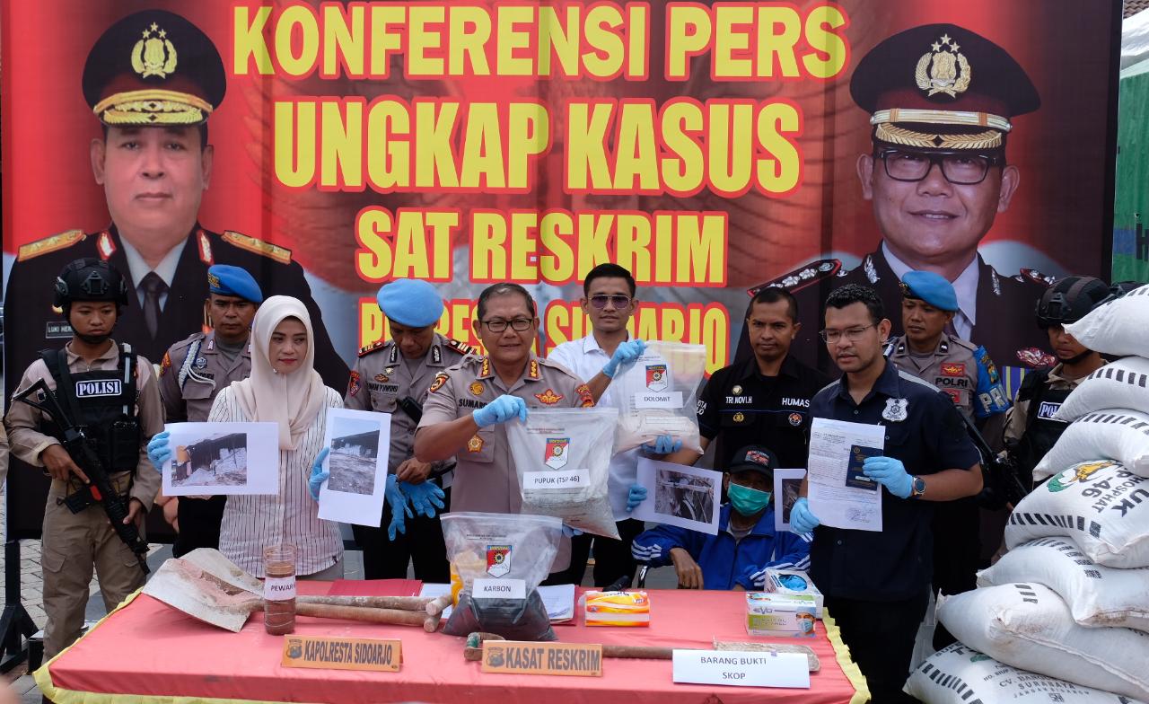 PUPUK ILLEGAL - Kapolresta Sidoarjo, Kombes Pol Sumardji menunjukkan 440 sak atau 22 ton pupuk illegal yang diamankan dari tersangka Abdul Rochim (67) warga Desa Sumorame, Kecamatan Candi, Sidoarjo di lokasi produksi Ngoro, Mojokerto, Selasa (25/02/2020).
