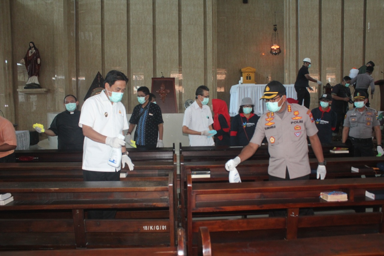 PENYEMPROTAN - Wakil Bupati, Nur Ahmad Syaifuddin, Kapolresta Kombes Pol Sumardji, Dandim 0816 Sidoarjo Letkol Inf Muhammad Iswan Nusi dan Kepala Dinkes menyemprot desinfektan Gereja Santa Maria Annuntiata JL Monginsidi Sidoarjo, Jumat (20/03/2020).