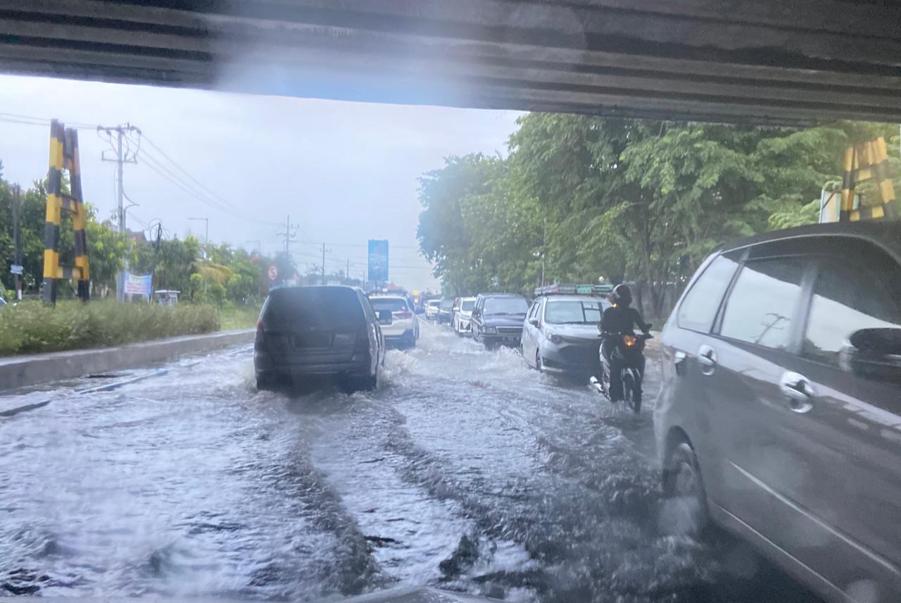 BANJIR - Sejumlah pengguna jalan mengeluhkan banjir di JL Raya Jati dibawa Tol Sidoarjo yang kerap banjir setiap hujan deras lantaran mengganggu arus lalu lintas, Senin (06/04/2020) sore.