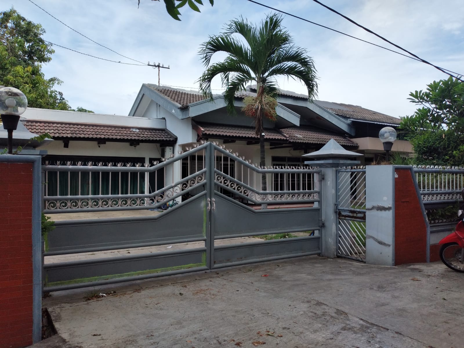 TKP - Rumah korban kasus dugaan pencurian yang diduga dilakukan seorang pembantu rumah tangga yang baru bekerja di rumah Edward di JL Kartini, Kelurahan Sidokumpul, Kecamatan Sidoarjo, Senin (18/10/2021). 