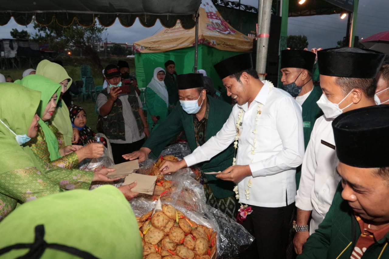 UMKM - Wabup Sidoarjo, Subandi mendorong UMKM Bangkit karena saat membuka Gelar UMKM memperingati Maulid Nabi Muhammad SAW 1443 H di lapangan sepakbola Desa Wunut Kecamatan Porong, Sidoarjo, Jumat (05/11/2022) petang.
