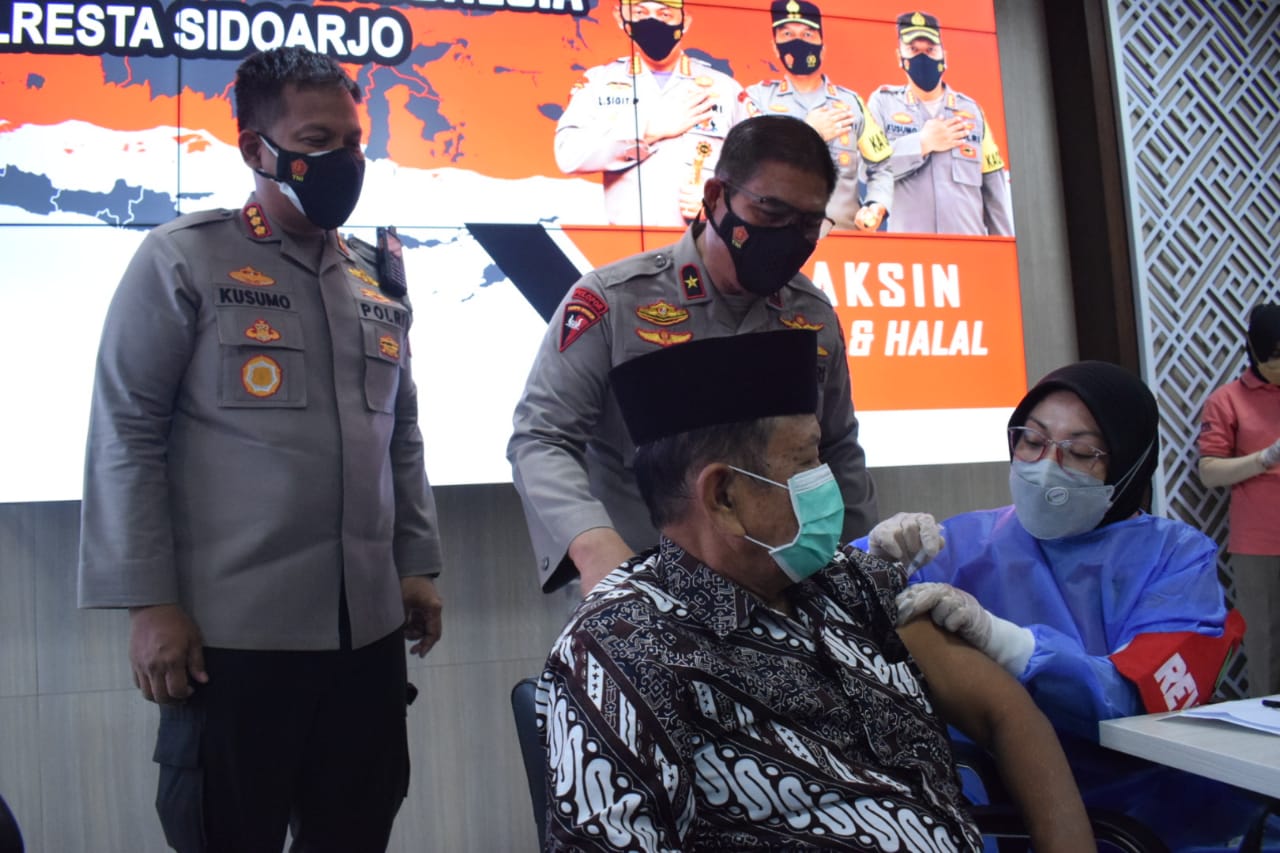 VAKSIN - Wakapolda Jatim Brigjen Pol Slamet Hadi Supraptoyo dan Kapolresta Sidoarjo Kombes Pol Kusumo Wahyu Bintoro yang sebelumnya zoom meeting vaksinasi serentak bersama Kapolri meninjau vaksinasi booster lansia di Gedung Satuan Lantas Polresta Sidoarjo