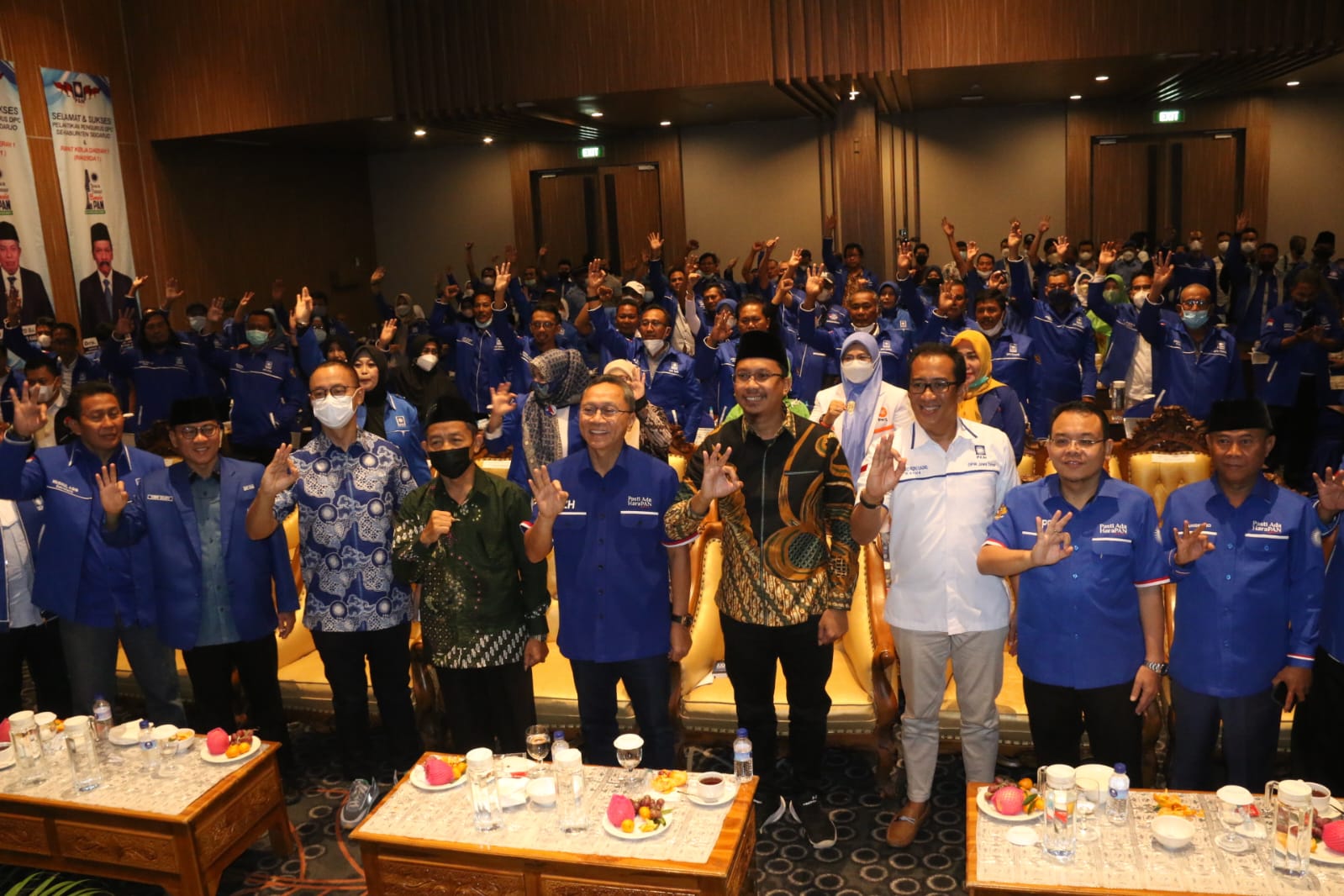 DUKUNG - Ketua Umum PAN yang juga Wakil Ketua MPR RI Zulkifli Hasan meminta DPD PAN mendukung semua program pembangunan Bupati Sidoarjo, Ahmad Muhdlor Ali saat pelantikan dan rapat kerja DPD PAN Sidoarjo di Aston Hotel, Senin (21/03/2022).
