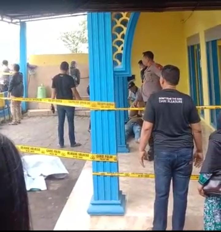 TEWAS - Jamaah Musala Muhajirin Desa Ngaresrejo, Kecamatan Sukodono Sidoarjo yang akan hendak salat Subuh berjamaah dikagetkan penemuan jenazah WAS seorang mahasiswa asal Kecamatan Deket, Kabupaten Lamongan yang tewas di teras musalah, Kamis (14/07/2022).