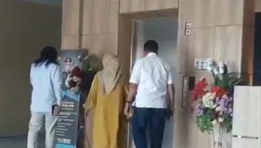 PERIKSA - Sebanyak 18 Kepala Dinas, Direktur BUMD dan Camat diperiksa tim penyidik KPK di lantai III gedung Polresta Sidoarjo soal gratifikasi Rp 15 miliar yang menjerat mantan Bupati Saiful Ilah ditahan KPK lagi dalam kasus kedua, Rabu (07/06/2023).