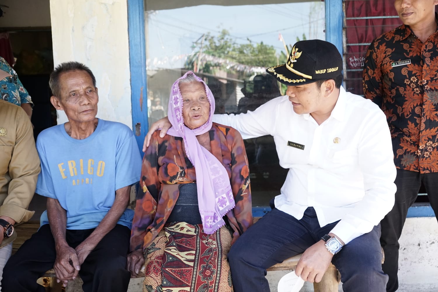 BANTUAN - Plt Bupati Sidoarjo, Subandi menyerahkan bantuan kursi roda di Kecamatan Sedati dan Kecamatan Gedangan, Senin (05/08/2024). 