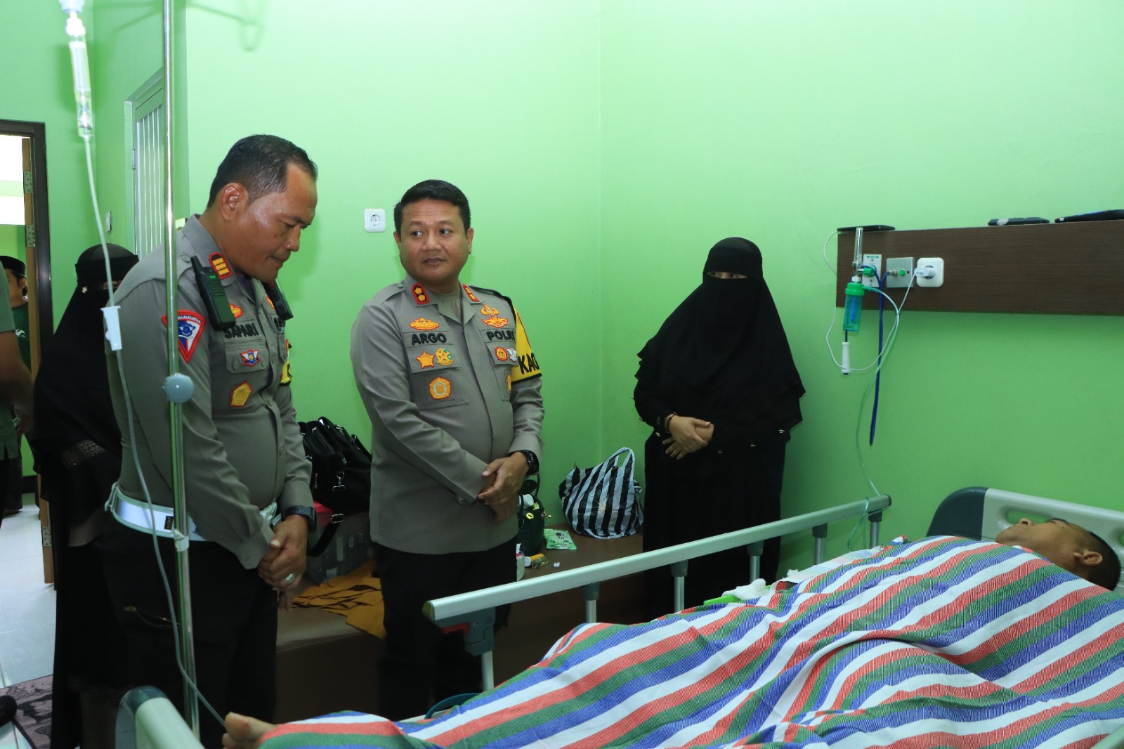 Kapolres Ngawi AKBP Argowiyono didampingi Kasat Lantas Polres Ngawi AKP Sapari menjenguk korban kecelakaan Fortuner di RS Widodo