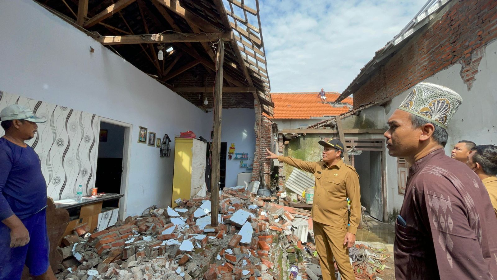 KUNJUNGAN - Wabup Sidoarjo, Subandi mengunjungi Desa Kedungwonokerto, Kecamatan Prambon, Sidoarjo yang menjadi salah satu desa korban amukan angin puting beliung, Senin (05/02/2024). 