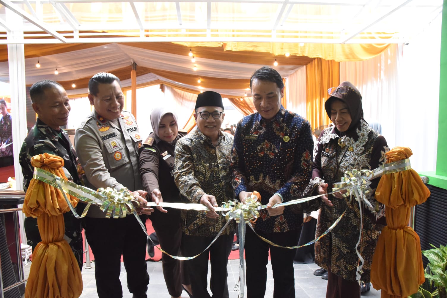 OPERASI - Labkesda Sidoarjo yang diresmikan Menteri Kesehatan Budi Gunadi Sadikin bersamaan peresmian Gedung Pusat Terpadu dan Laboratorium RSUD Sidoarjo operasionalnya dibuka Pj Sekda Andjar Surjadianto dan Ketua DPRD Sidoarjo Usman, Selasa (06/02/2024).