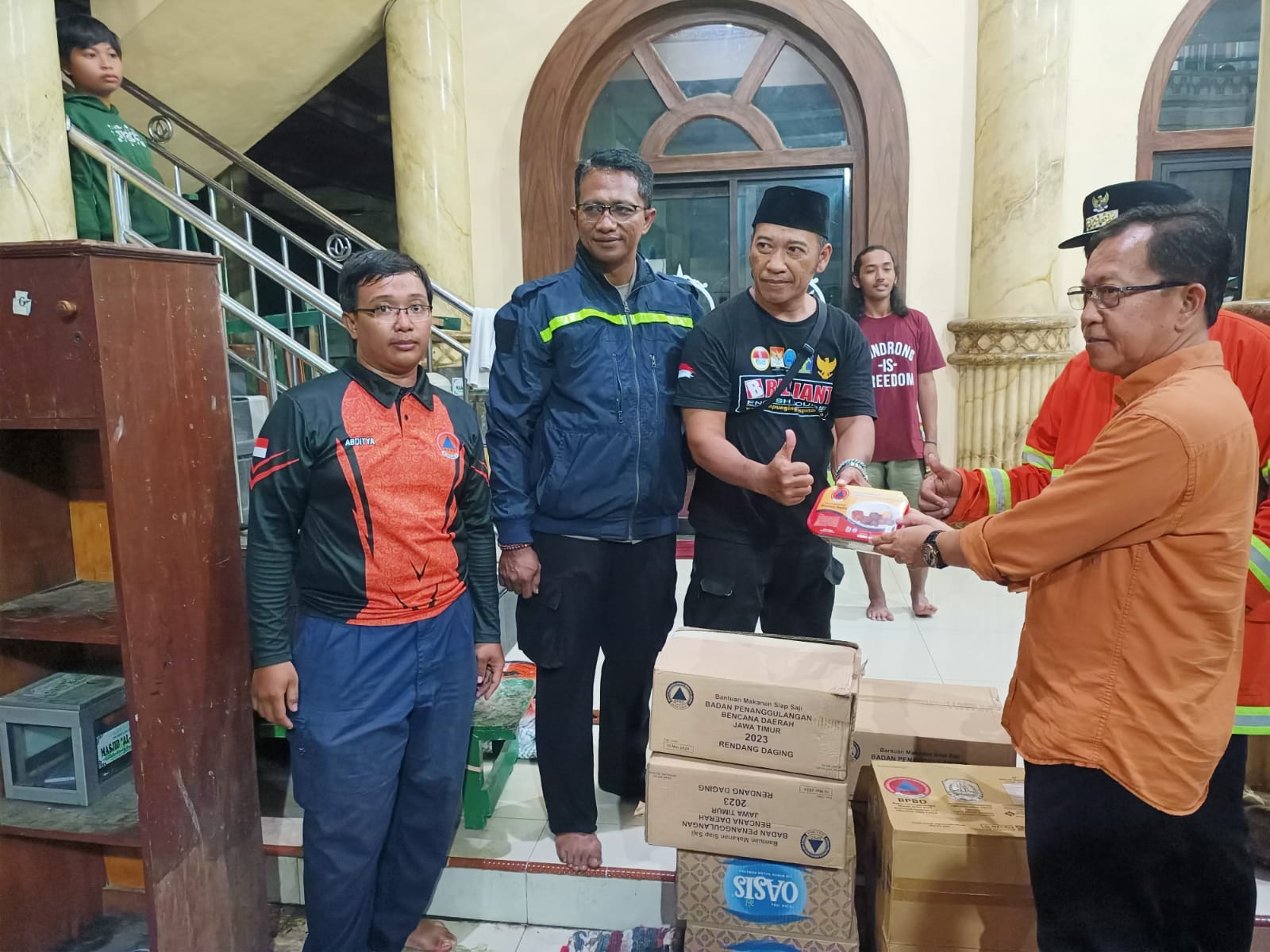 BANTUAN - Kepala BPBD Pemkab Sidoarjo, Dwijo Prawito berserta relawan menyalurkan bantuan makanan, minuman dan selimut untuk warga terdampak banjir di Desa Bungurasih dan Desa/Kecamatan Waru, Sidoarjo, Rabu (07/02/2024) dini hari.