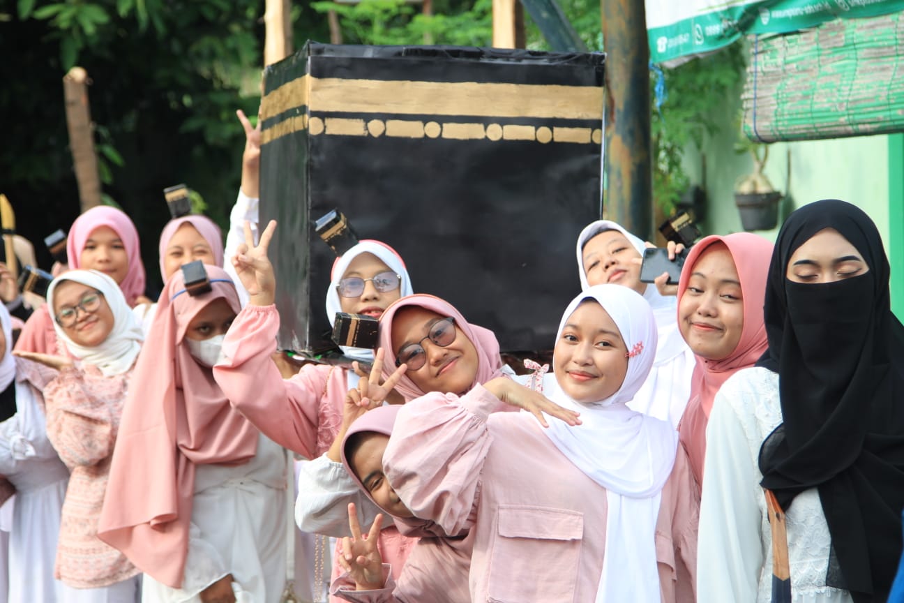 PAWAI - Seluruh siswa dan guru SMK Plus NU Sidoarjo memperingati Isra Miraj 1445 Hijriyah dengan pawai budaya keliling sekaligus mengkampanyekan pentingnya ibadah salat lima waktu, Rabu (07/02/2024).