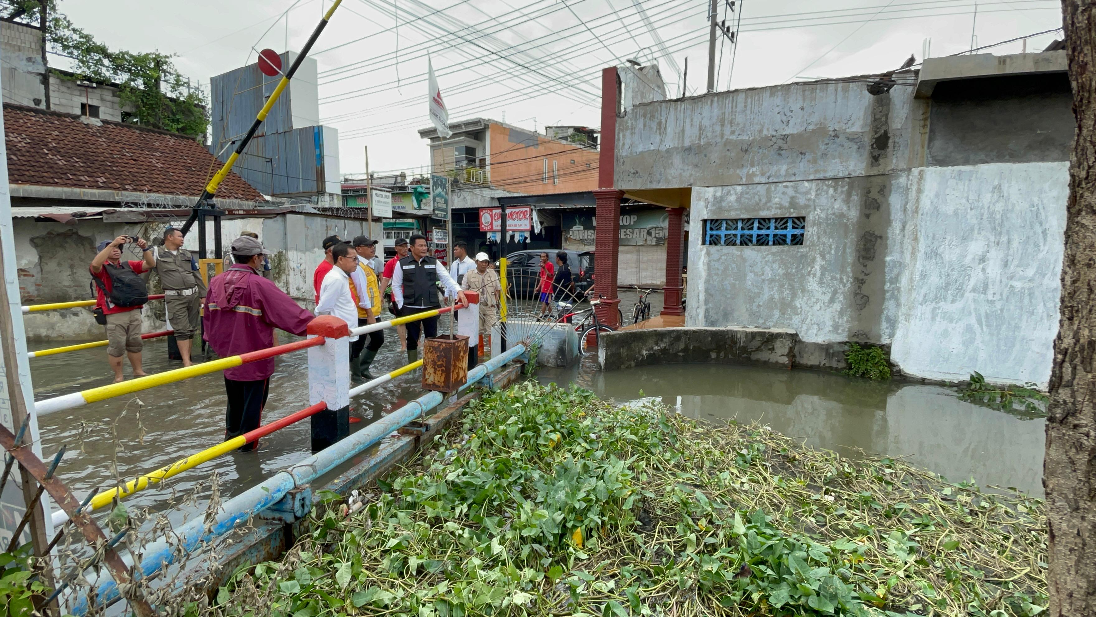 SIDAK BANJIR - Wabup Sidoarjo Subandi saat sidak penyebab banjir di Waru dengan menyusuri Sungai Buntung menggunakan perahu didampingi sejumlah pihak terkait, Rabu (07/02/2024).