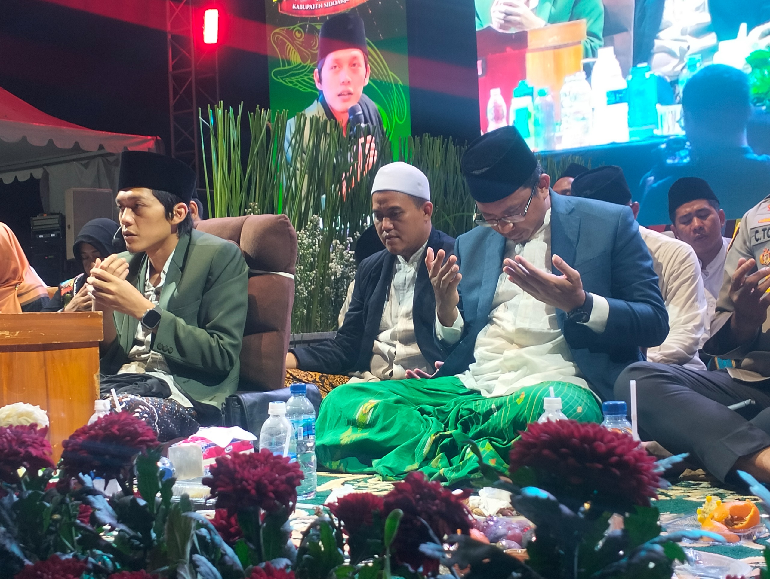 NGAJI BARENG - Puncak Hari Jadi Kabupaten Sidoarjo (Harjasda) ke 165 Ngaji Bareng penceramah asal Blitar, Muhammad Iqdam Kholid yang akrab disapa Gus Iqdam disambut antusias ratusan ribu warga di parkir Mall Pelayanan Publik (MPP), Rabu (07/02/2024) malam
