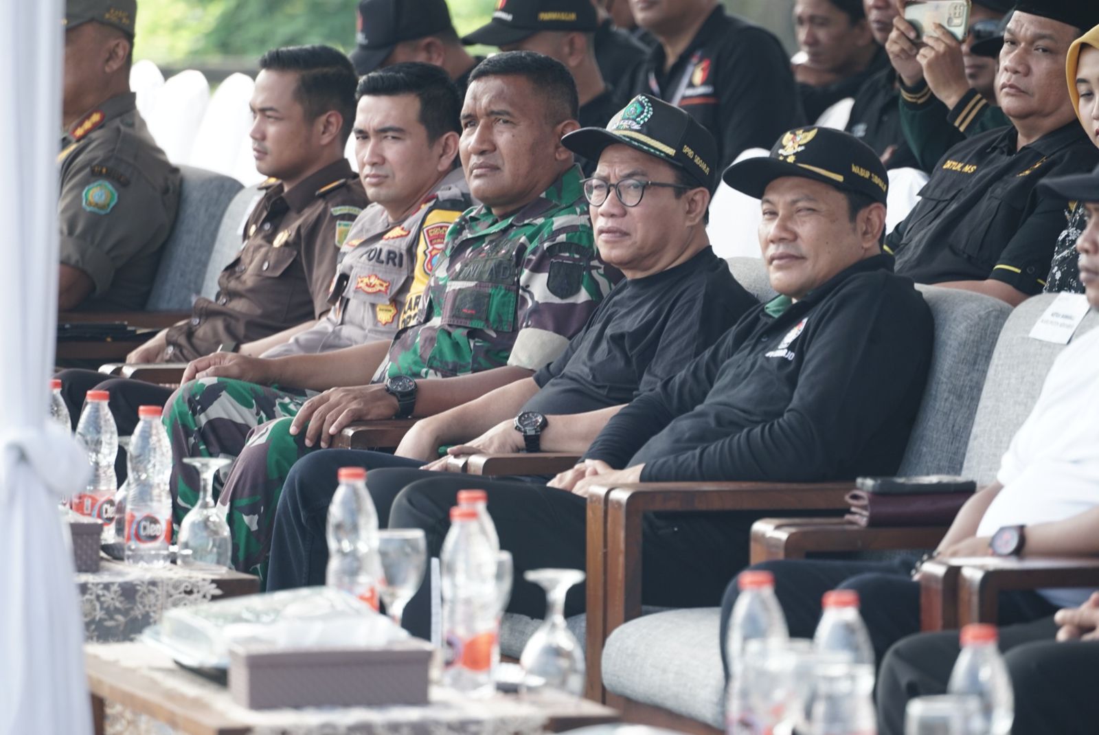 APEL - Bawaslu Kabupaten Sidoarjo menggelar apel siaga pengawasan tahapan masa tenang Pemilu 2024 di halaman parkir Mal Pelayanan Publik (MPP) Sidoarjo dengan peserta sekitar 6.300 pengawas Pemilu dan undangan, Minggu (11/02/2024). 
