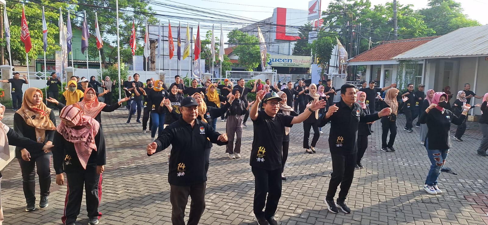 SENAM BERSAMA - Ketua KPU Sidoarjo M Iskak dan Wabup Sidoarjo Subandi memimpin acara Senam Sehat Bersama KPU Sidoarjo, Pemkab Sidoarjo dan Petugas KPPS di Halaman Kantor KPU Sidoarjo, Minggu (11/02/2024).