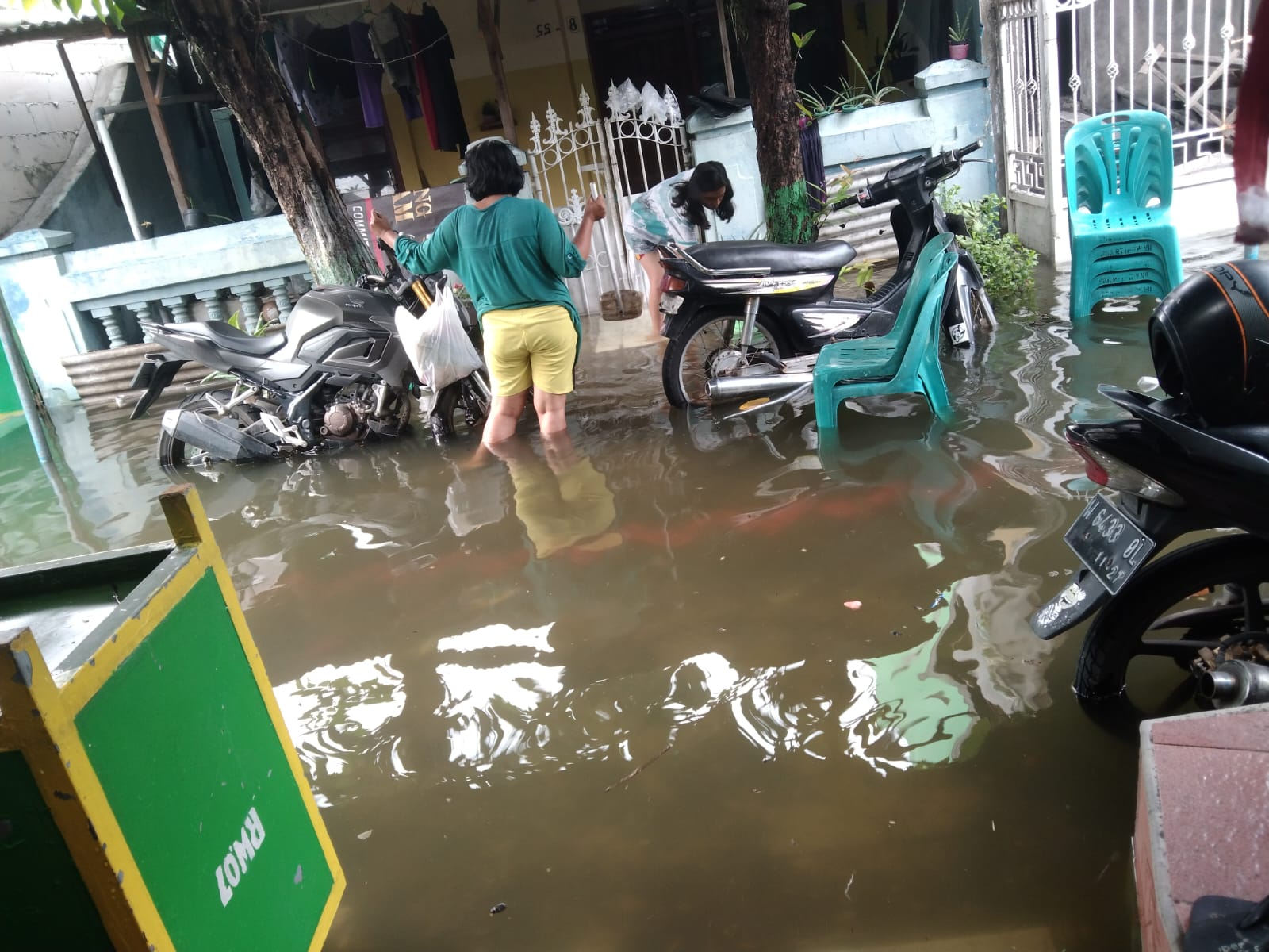 BANJIR - Sejumlah desa seperti Desa Bungurasih, Medaeng, Kedungrejo dan Tambahsawah, Kecamatan Waru, Sidoarjo rumahnya tergenang banjir lagi usai hujan deras Minggu (11/02/2024) sore.