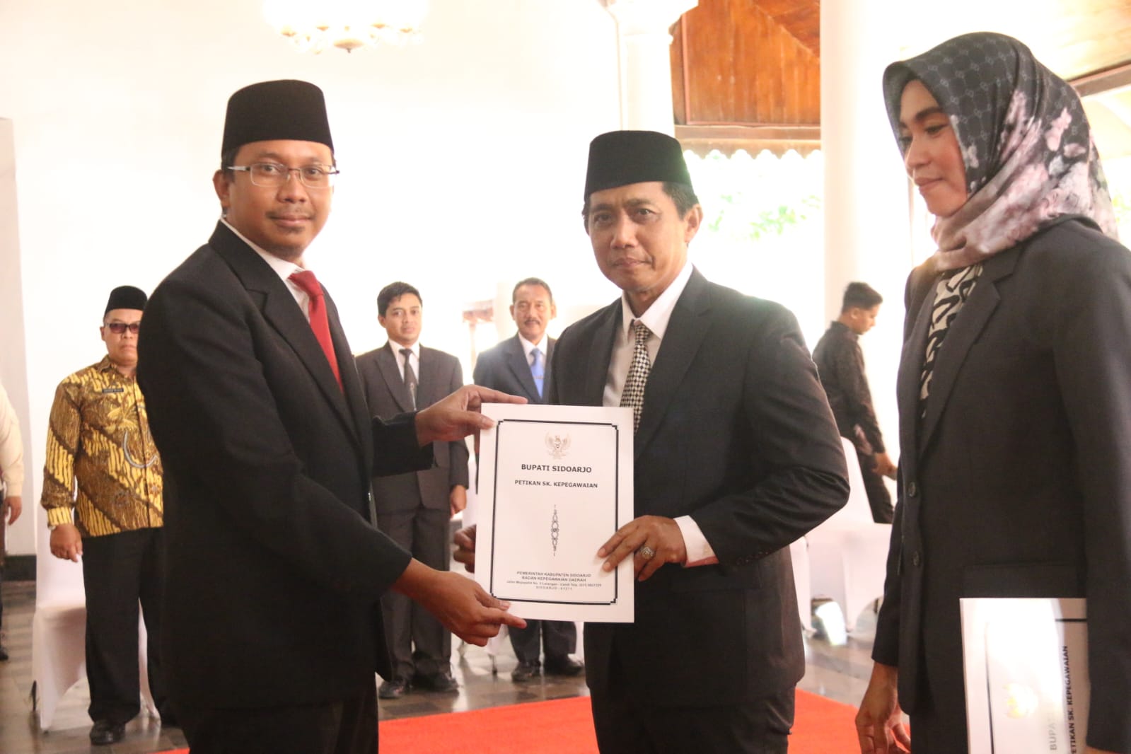 LANTIK - Bupati Sidoarjo, Ahmad Muhdlor Ali resmi melantik seorang Kepala Dinas, seorang Kabag, dua orang Kabid serta seroang Kasubag di lingkungan Pemkab Sidoarjo di Pendopo Delta Wibawa, Sidoarjo, Selasa (13/02/2024). 