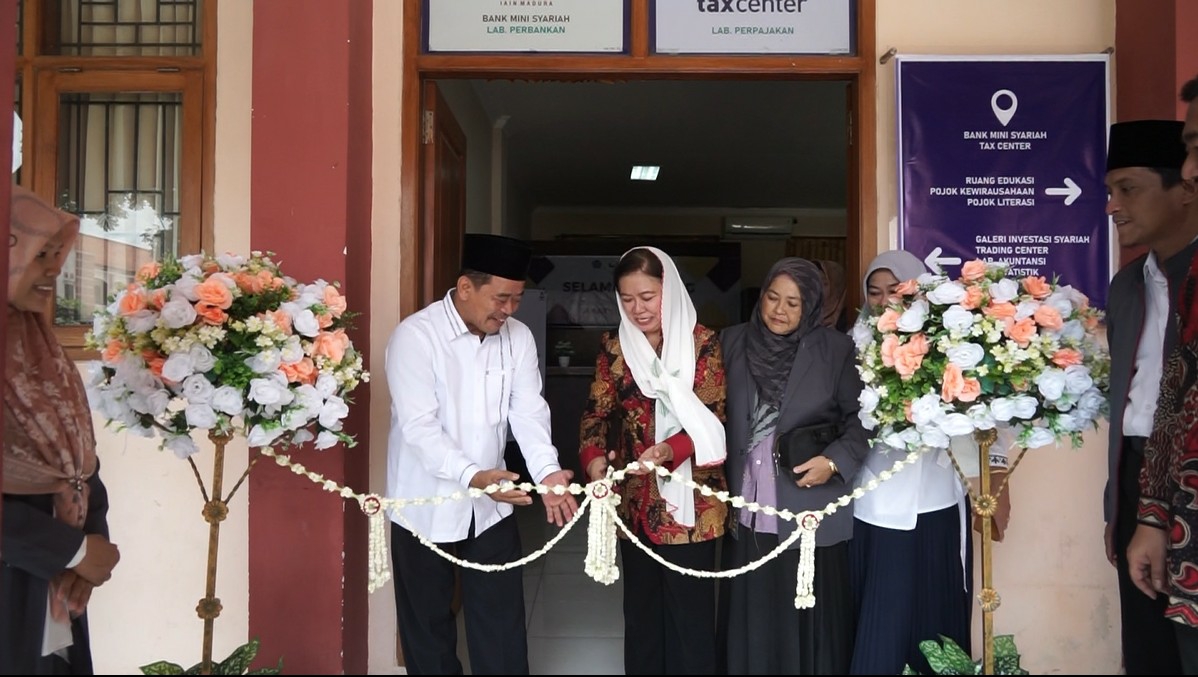 RESMIKAN - Kepala Kanwil DJP Jatim II Agustin Vita Avantin meresmikan Tax Center di IAIN Madura di JL Raya Panglegur KM 4, Kabupaten Pamekasan dengan melakukan pengguntingan pita, Selasa, (13/02/2024).