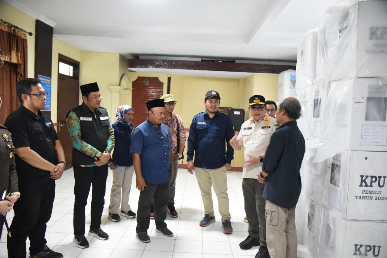 CEK - Kesiapan pelaksanaan Pemilu 14 Pebruari 2024 di Sidoarjo dipantau Plh Gubernur Jawa Timur, Adhy Karyono bersama Forkopimda Jatim dengan meninjau langsung logistik Pemilu yang berada di Kantor Kecamatan Buduran, Sidoarjo, Selasa (13/02/2024).