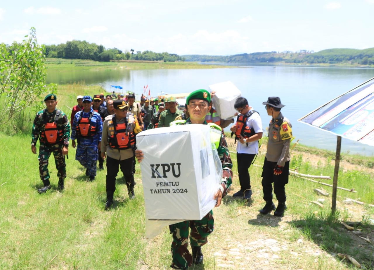 Forkopimda Ngawi kawal distribusi logistik pemilu ke TPS terpencil di Kecamatan Bringin dengan menyeberangi Waduk Pondok