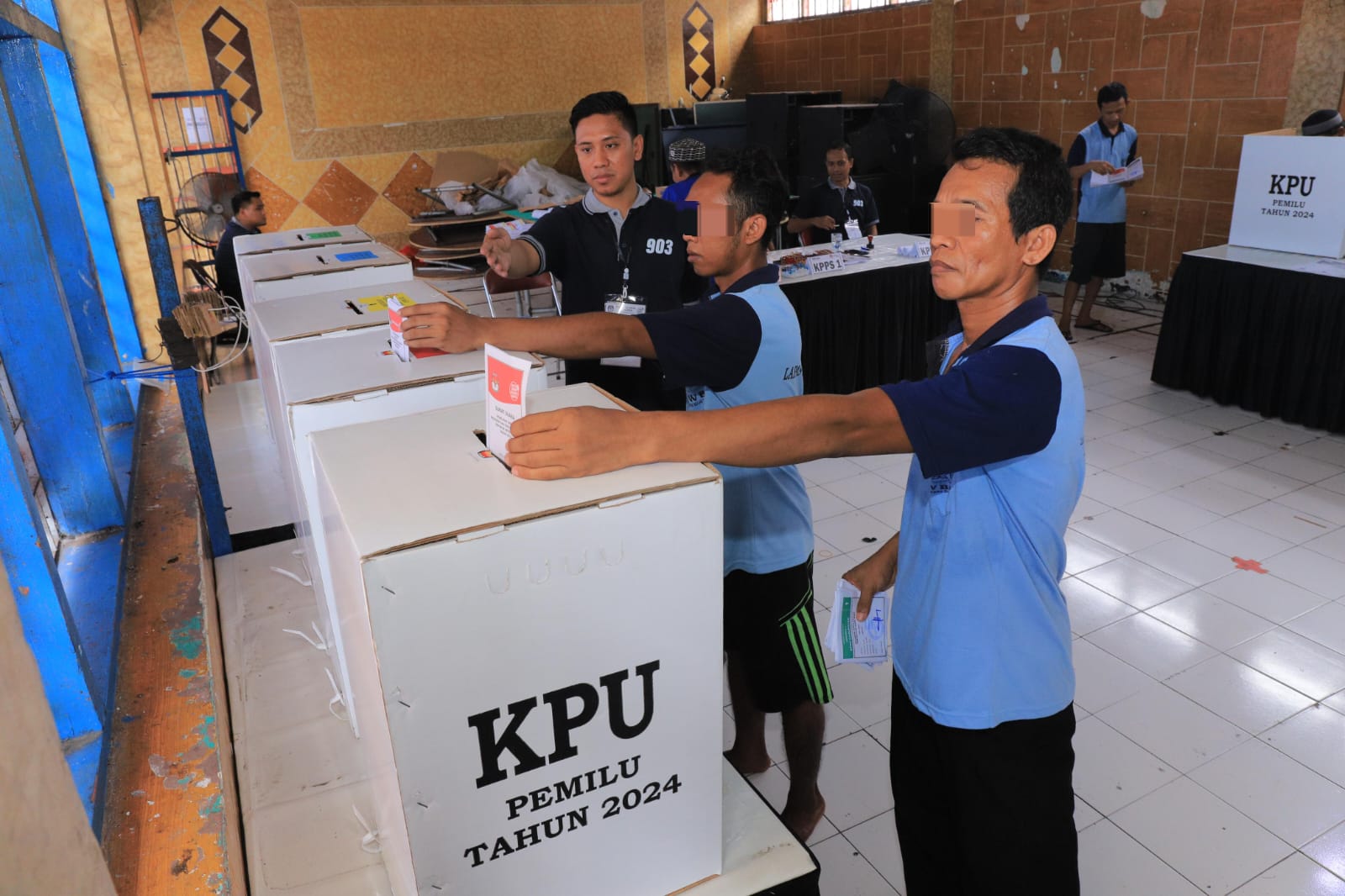 PILIH - Sebanyak 26.021 warga binaan di Jatim masuk menjadi pemilih dalam Pemilu Tahun 2024 dengan Kanwil Kemenkumham Jatim bersinergi dan berkolaborasi dengan KPPS yang bertugas di TPS sekitar 39 Lapas/Rutan di Jatim, Rabu (14/02/2024).