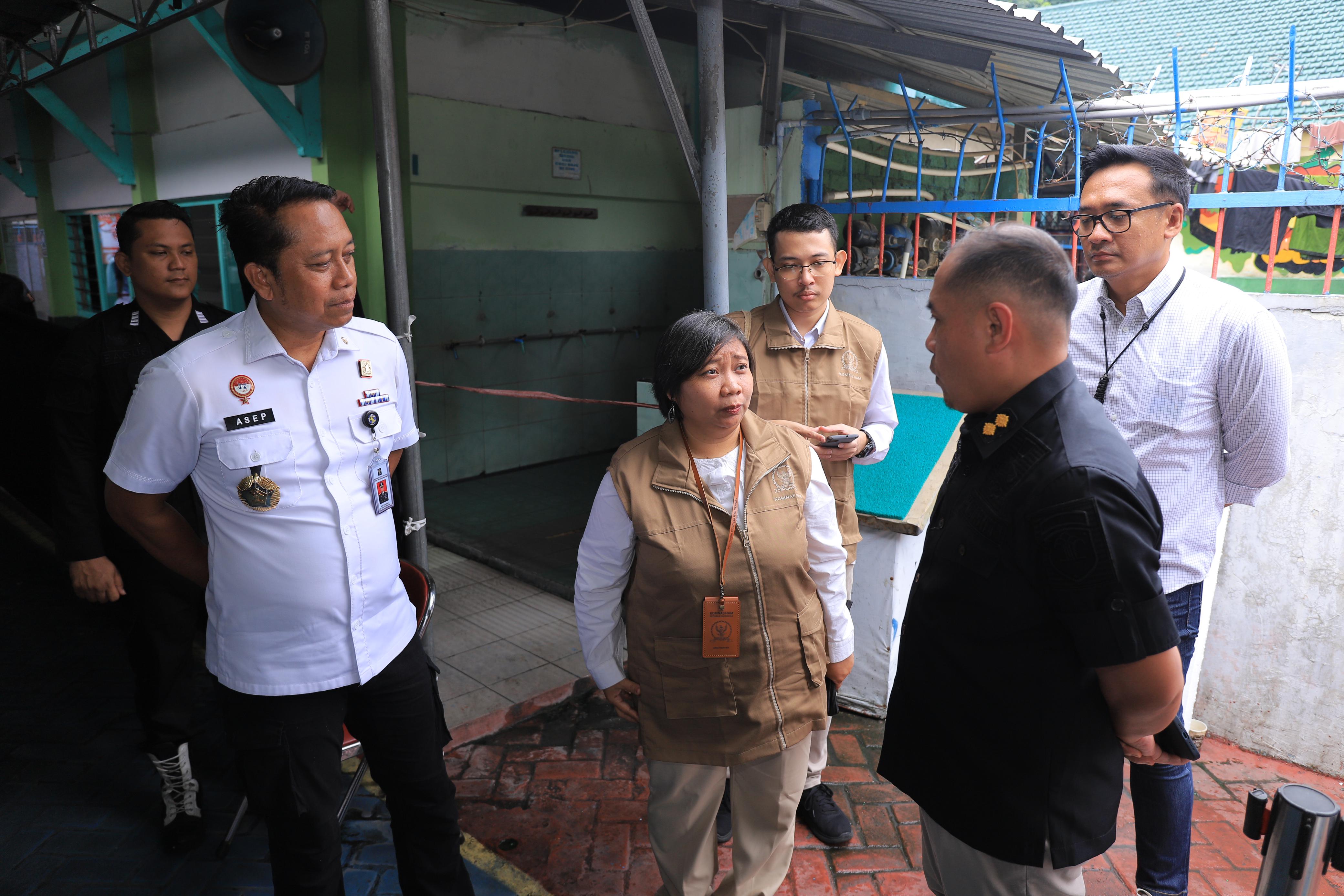 PANTAU - Pelaksanaan Pemilu di Lapas IIA Sidoarjo mendapatkan atensi khusus Komisi Nasional Hak Asasi Manusia (Komnas HAM) dengan kehadiran Komisioner Komnas HAM, Anis Hidayah memantau pemungutan suara di TPS khusus di Lapas Sidoarjo, Rabu (14/02/2024).