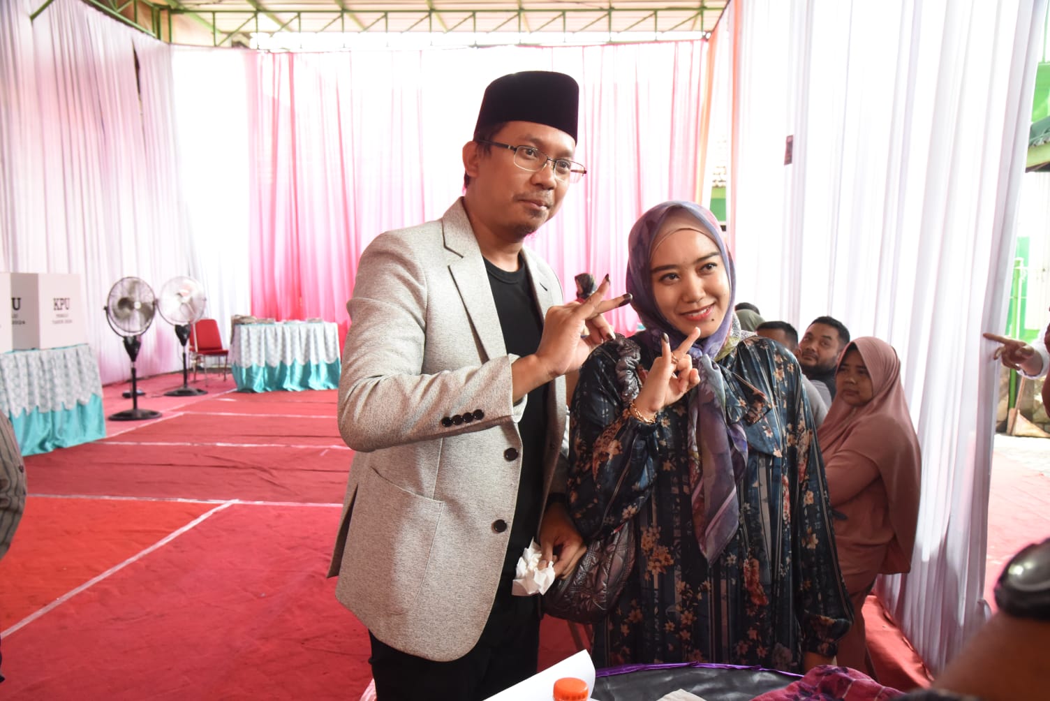 NYOBLOS - Bupati Sidoarjo, Ahmad Muhdlor Ali bersama istrinya Ny Sa'adah Ahmad Muhdlor menggunakan hak suaranya di TPS 09, RT 11 RW 4 Desa Kenongo, Kecamatan Tulangan, Sidoarjo, Rabu (14/02/2024).