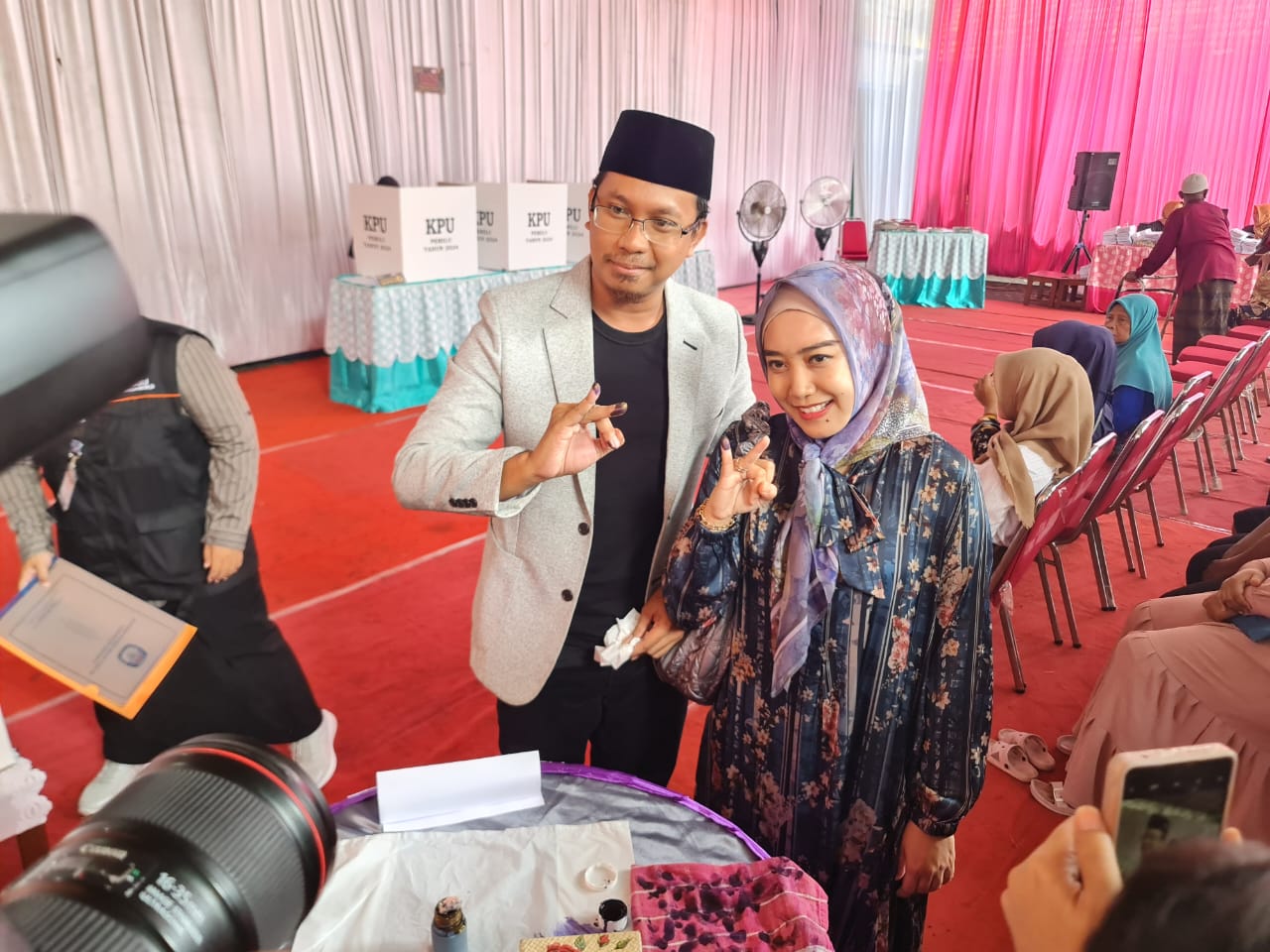 NYOBLOS - Bupati Sidoarjo, Ahmad Muhdlor Ali bersama istrinya menggunakan hak suaranya di TPS 09 RT 11 RW 4 Desa Kenongo, Kecamatan Tulangan, Sidoarjo, Rabu (14/02/2024).