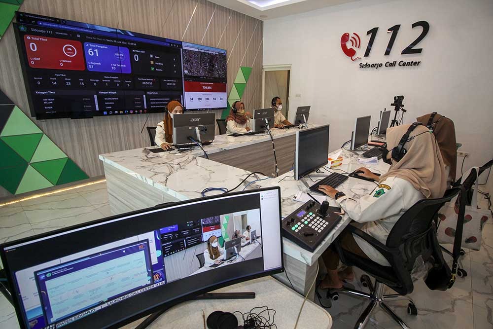 CALL CENTER - Layanan Nomor Panggilan Darurat 112 menjadi layanan keadaan darurat dengan cara menghubungi Nomor 112 terhubung dengan Pusat Panggilan Darurat (Call Center 112) yang dibangun Pemkab Sidoarjo masih banyak penelepon iseng, Jumat (16/02/2024).