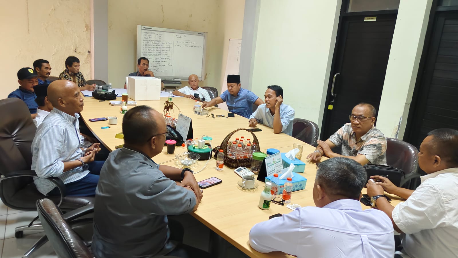 DIALOG - Dialog menarik tentang Keterbukaan Informasi dan Layanan Publik digelar di Kantor Persatuan Wartawan Indonesia (PWI) Jatim JL Taman Apsari, Surabaya Jumat (16/02/2024).