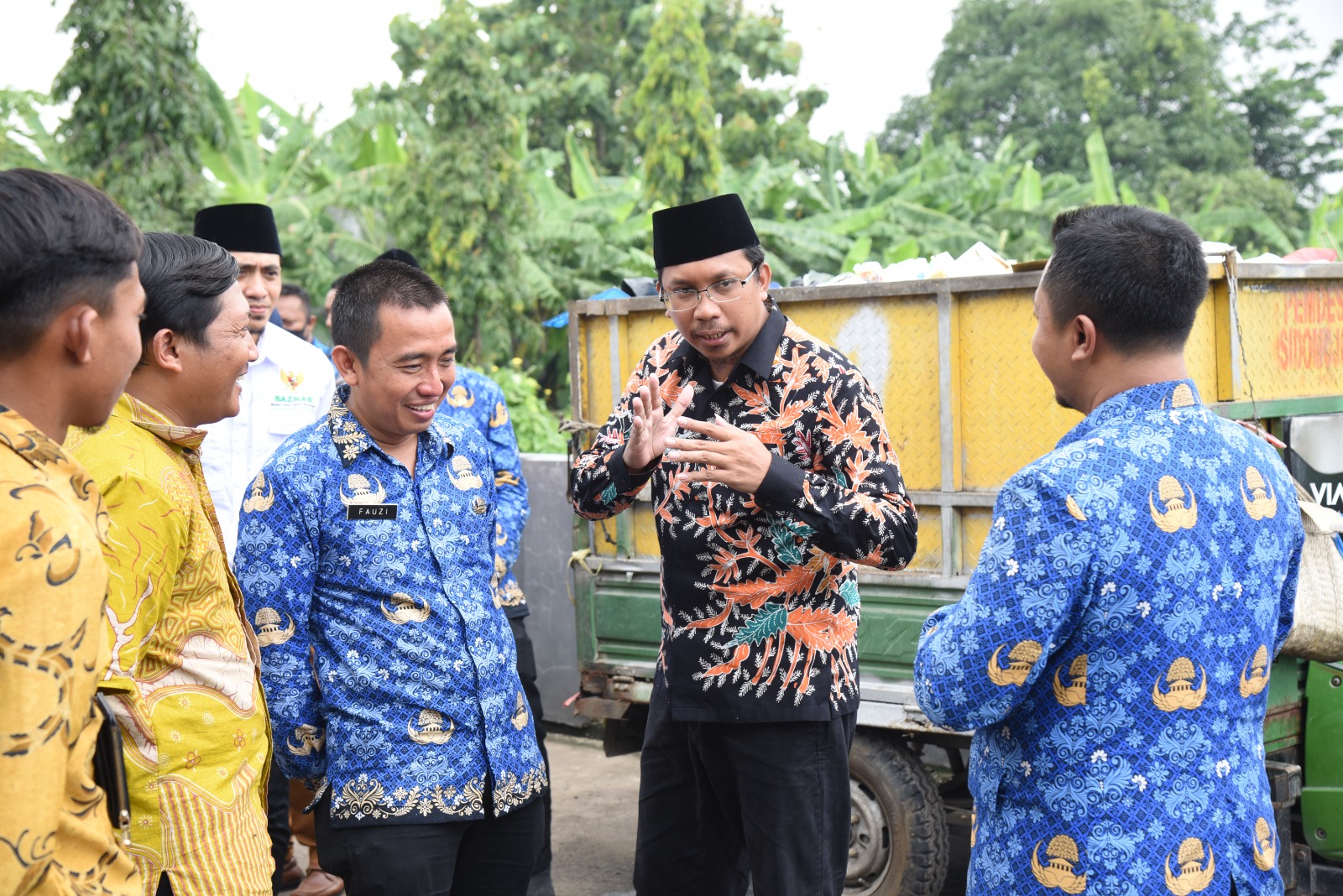 DIALOG - Bupati Sidoarjo, Ahmad Muhdlor Ali berdialog dengan warga dan tokoh masyarakat Desa Sidomojo, Kecamatan Krian, Sidoarjo menampung keluhan soal jalan rusak yang rencananya bakal dibeton Tahun 2025 mendatang, Senin (19/02/2024).