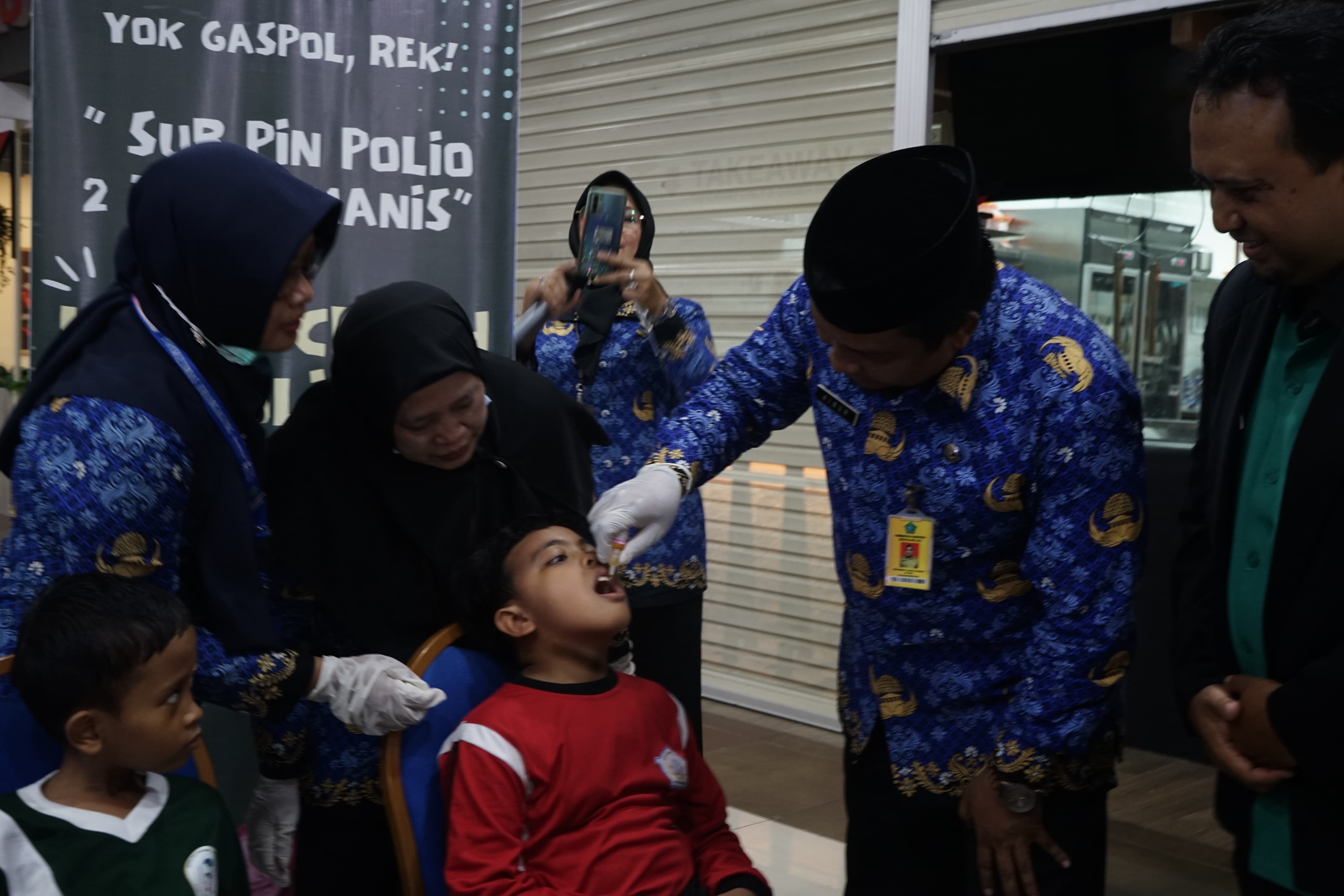 PIN - Asisten 1 Sekretariat Daerah Sidoarjo, M Ainur Rahman dan Kepala Dinkes Pemkab Sidoarjo, Dr Fenny Apridawati saat pembukaan Sub PIN Polio putaran kedua di Mall Lippo Plaza Sidoarjo, Senin (19/02/2024).