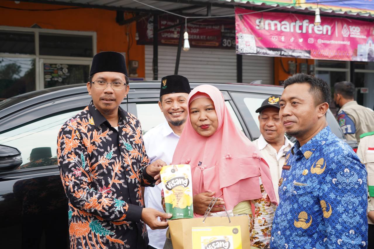 PRODUK UMKM - Produk Usaha Mikro Kecil Menengah (UMKM) binaan Dinas Koperasi dan Usaha Mikro (Dinkopum) dan Dinas Perindustrian dan Perdagangan (Disperindag) merek Visang berhasil tembus pasar ritel modern (minimarket) di Malaysia, Selasa (20/02/2024).