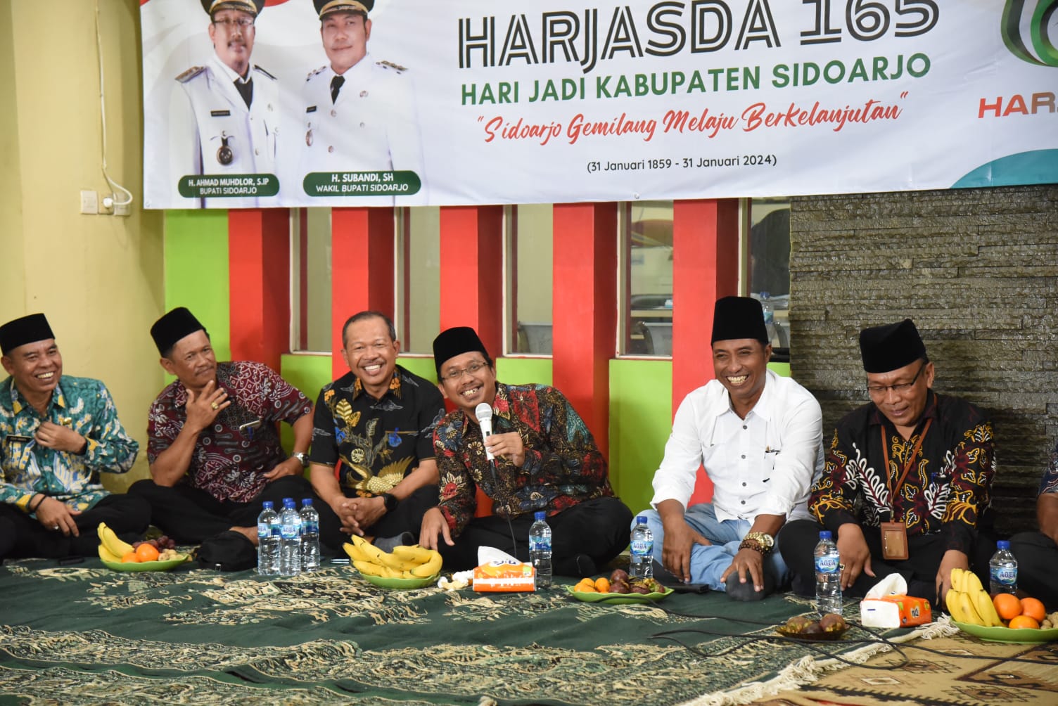 SOSIALISASI - Bupati Sidoarjo Ahmad Muhdlor Ali mensosialisasikan rencana pembangunan Jalan Desa Dukuhsari, Kecamatan Jabon dengan cara dibeton mulai bulan depan di Balai Desa Dukuhsari, Kecamatan Jabon, Sidoarjo, Selasa (20/02/2024). 