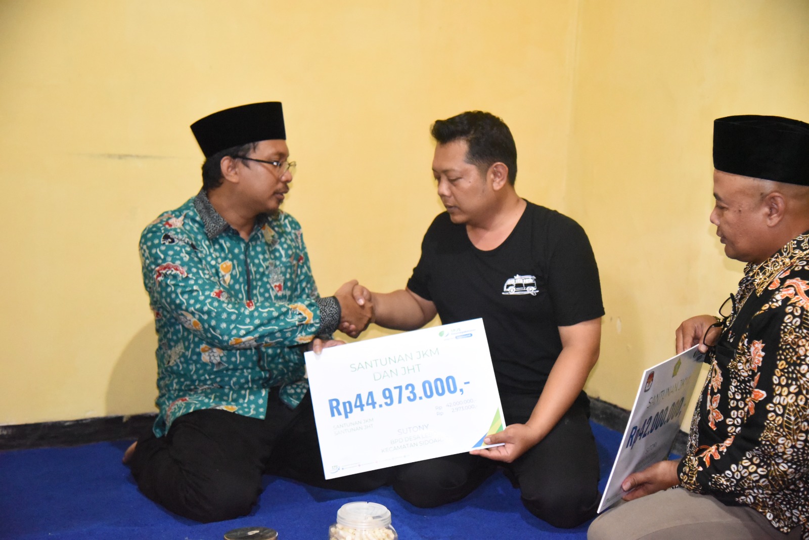SANTUNAN - Bupati Sidoarjo, Ahmad Muhdlor Ali memberikan santunan kepada ahli waris anggota PPS (Panitia Pemungutan Suara) Desa Lebo, Kecamatan Sidoarjo, H Sutony yang meninggal dunia, Rabu (21/02/2024) sore.