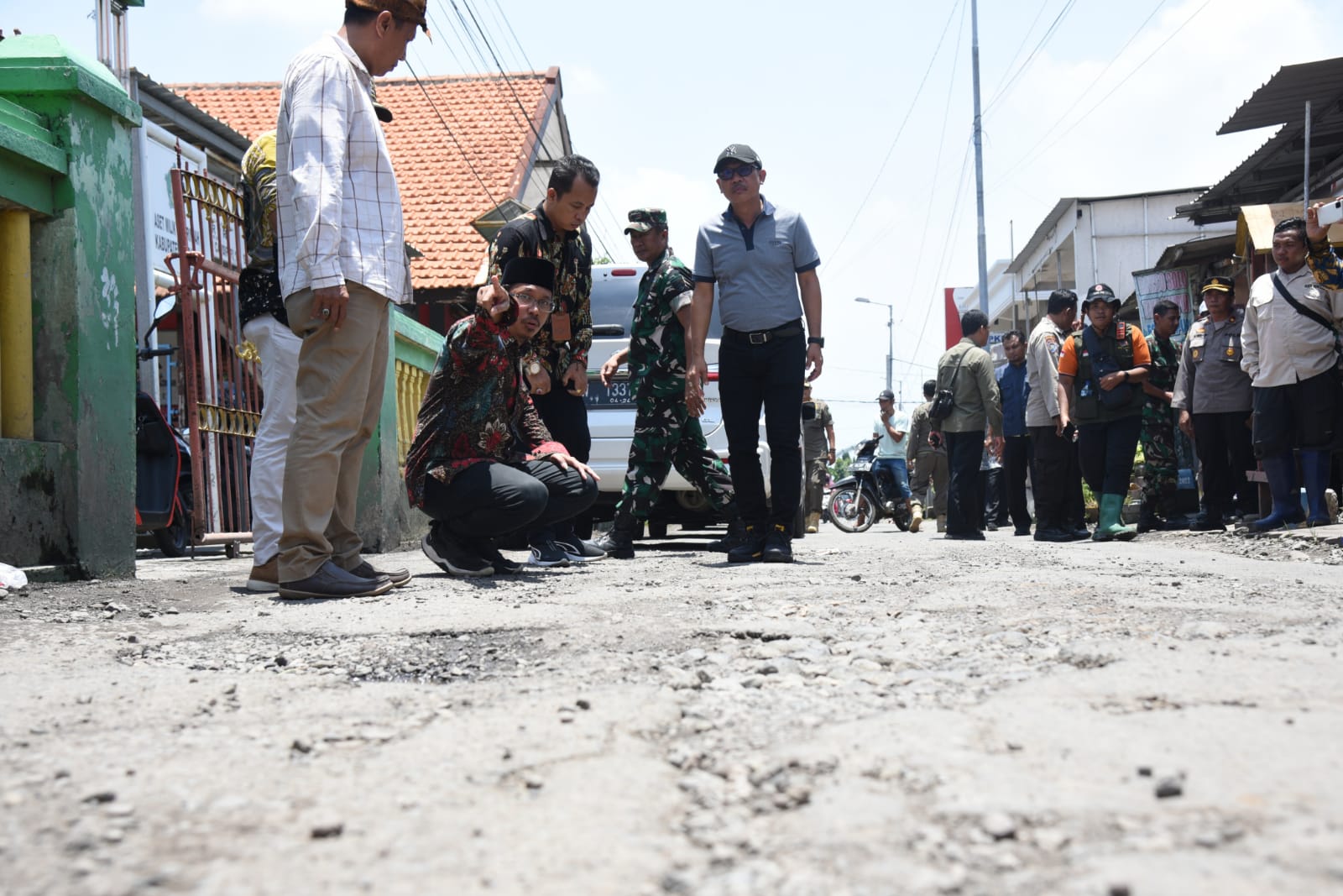 SIDAK - Bupati Sidoarjo Ahmad Muhdlor Ali bersama sejumlah OPD sidak jalan rusak di Desa Candipari, Kecamatan Porong yang menjadi dampak banjir kemarin, Kamis (22/02/2024).