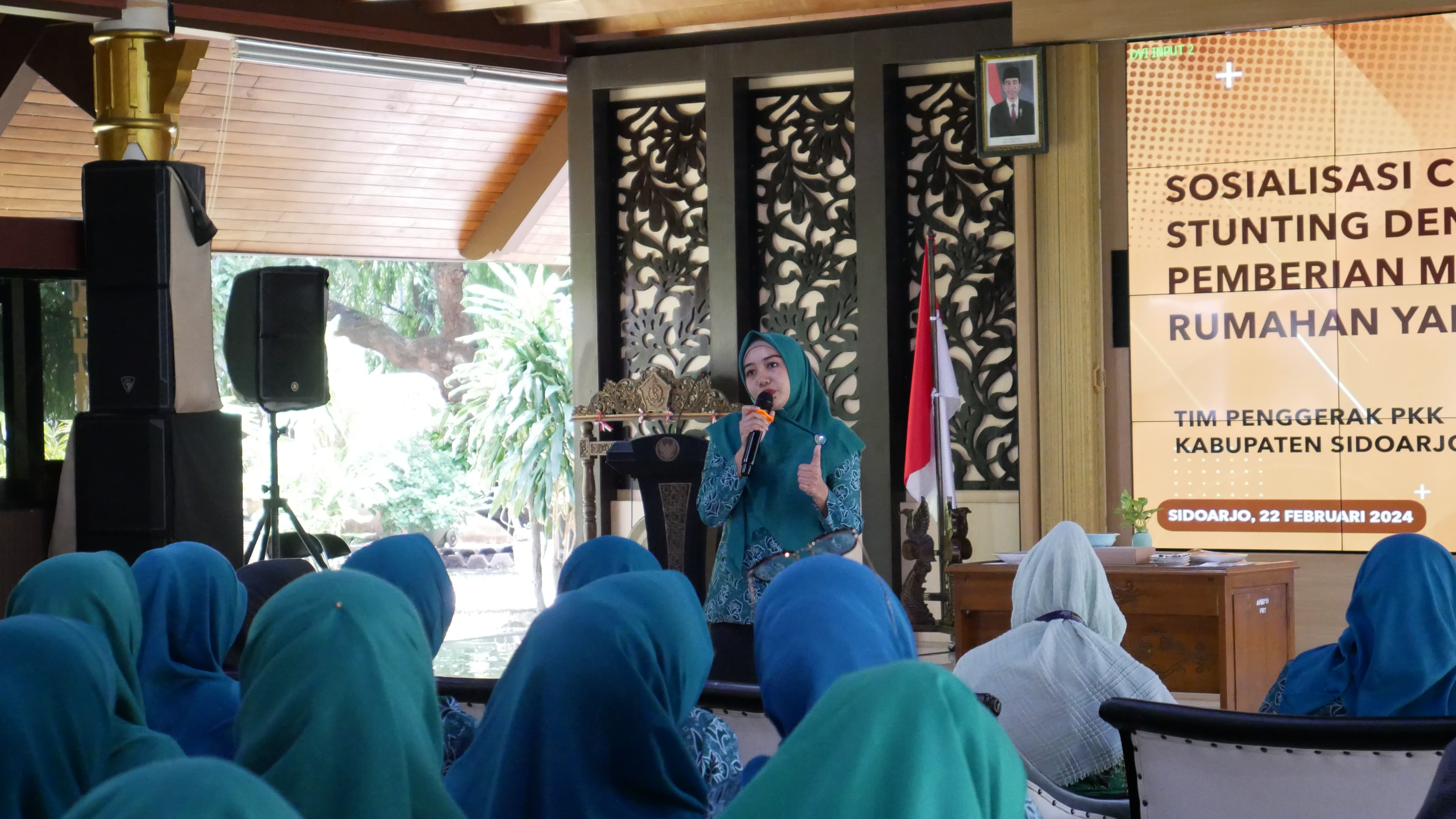 SOSIALISASI - Ketua TP PKK Kabupaten Sidoarjo, Ny Sa'adah Ahmad Muhdlor saat acara Sosialisasi Cegah Stunting dengan Edukasi Pemberian Makanan Rumahan Yang Tinggi Gizi di Pendopo Delta Wibawa, Kamis (22/02/2024).