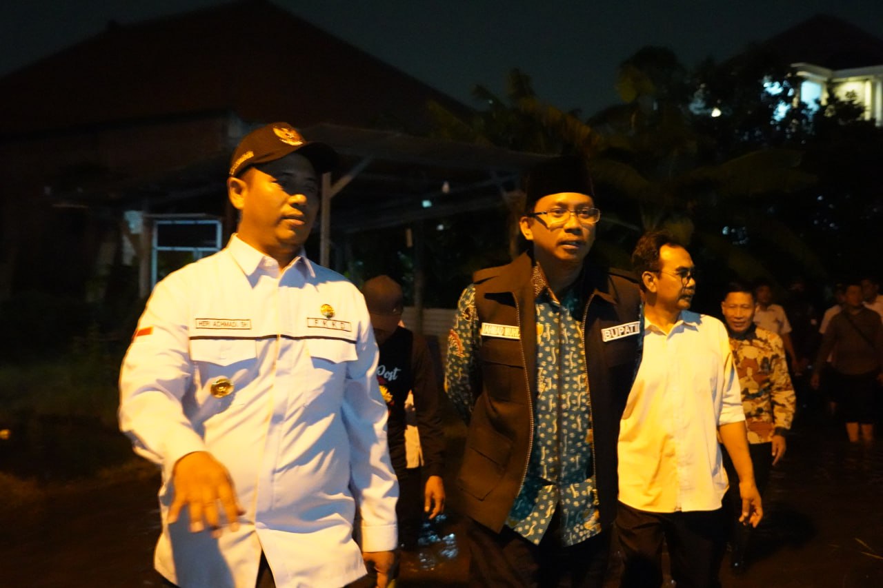 PERPANJANG - Bupati Sidoarjo Ahmad Muhdlor Ali memperpanjang masa tanggap darurat banjir hingga 14 hari ke depan untuk empat wilayah kecamatan langganan banjir di Sidoarjo, Jumat (23/02/2024). 