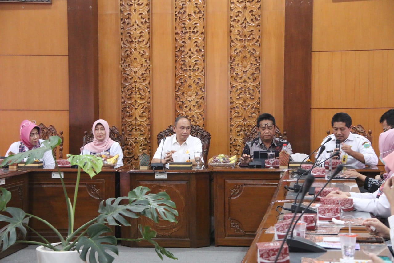 PAPARAN - Deputi Koordinasi dan Fasilitasi Strategi Pengembangan Praktik Terbaik Kemen PANRB Dr Ajib Rakhmawanto diterima Asisten Administrasi Umum dr Atok Irawan SpP Kepala Dinkes Dr Fenny Apridawati dan Kepala Kominfo Noer Rochmawati, Rabu (21/02/2024).