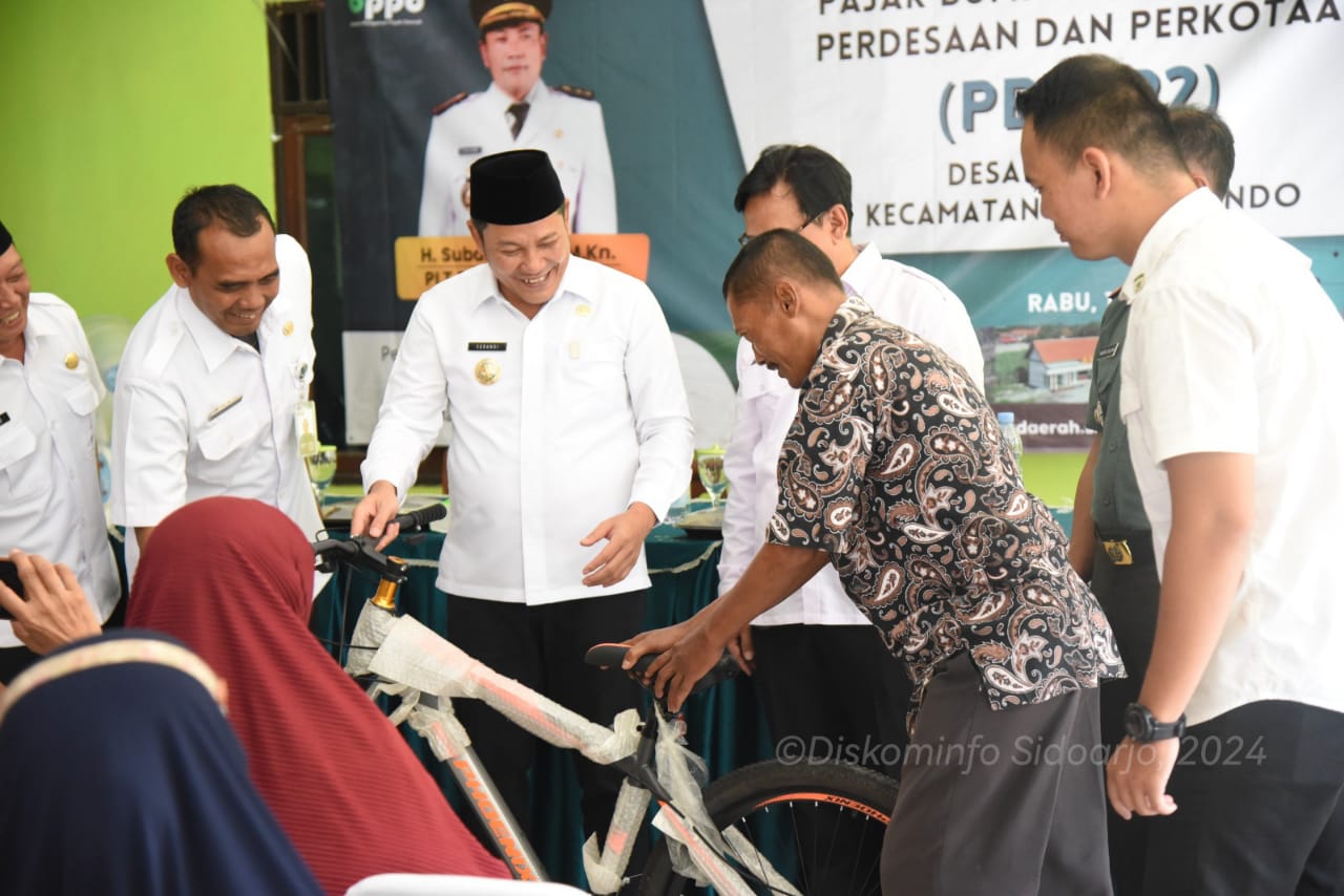 SOSIALISASI - Plt Bupati Sidoarjo, Subandi saat Sosialisasi PBB-P2 berlangsung di Balai Desa Singkalan, Kecamatan Balongbendo, Sidoarjo, Rabu (12/06/2024).