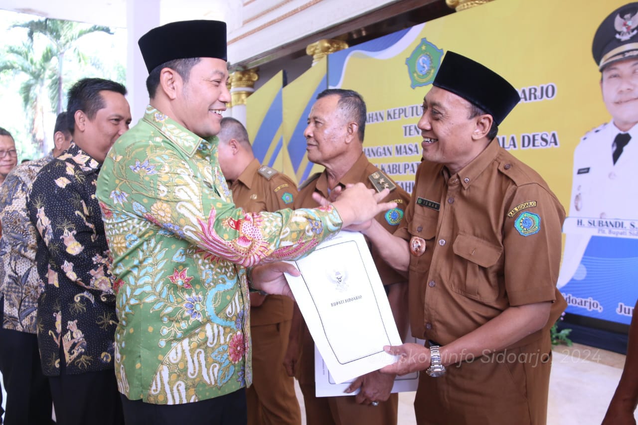 SK - Sebanyak 242 Kepala Desa (Kades) di Kabupaten Sidoarjo menerima Surat Keputusan (SK) perpanjangan masa jabatan dari Plt Bupati Sidoarjo, Subandi di Pendopo Delta Wibawa, Kamis (13/06/2024).