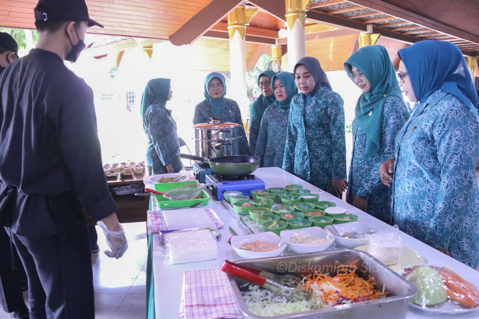 SOSIALISASI - Plt Ketua TP PKK Sidoarjo, dr Sriatun Sosialisasi Pangan Beragam, Bergizi Seimbang dan Aman (B2SA) untuk Memenuhi Diet Sehat dalam Rangka Menuju Keluarga yang Berkualitas di Pendopo Delta Wibawa, Kamis (13/06/2024).