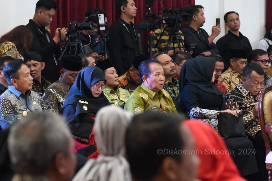 ANTI KORUPSI - Plt Bupati Sidoarjo, Subandi tampak berada di tengah - tengah peserta pendidikan dan pencegahan korupsi saat program Roadshow Bus KPK di Jatim di Gedung Negara Grahadi, Kota Surabaya, Kamis (13/06/2024).