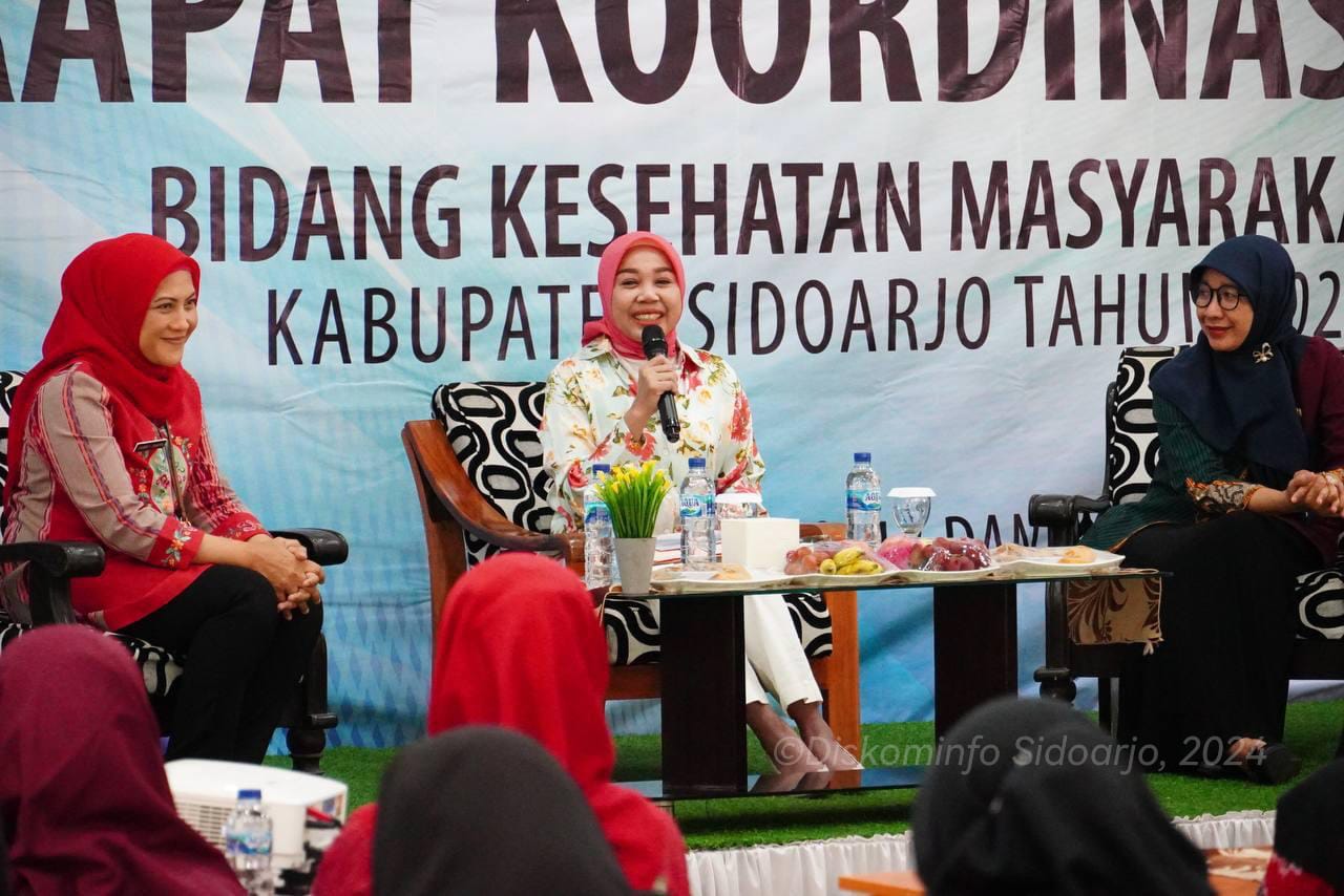 BUKA - Plt Ketua PKK Kabupaten Sidoarjo dr Sriatun Subandi saat membuka Rapat Koordinasi Bidang Kesehatan Masyarakat di Aula Lava Hills Probolinggo, Kamis (13/06/2024).