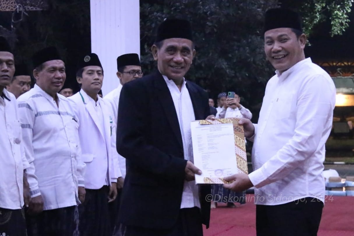 PENGUKUHAN - Plt Bupati Sidoarjo Subandi memuji tugas dan fungsi para guru ngaji saat pengukuhan pengurus Perkumpulan Guru TPQ Sidoarjo di Pendopo Delta Wibawa, Sidoarjo, Sabtu (15/06/2024) malam. 
