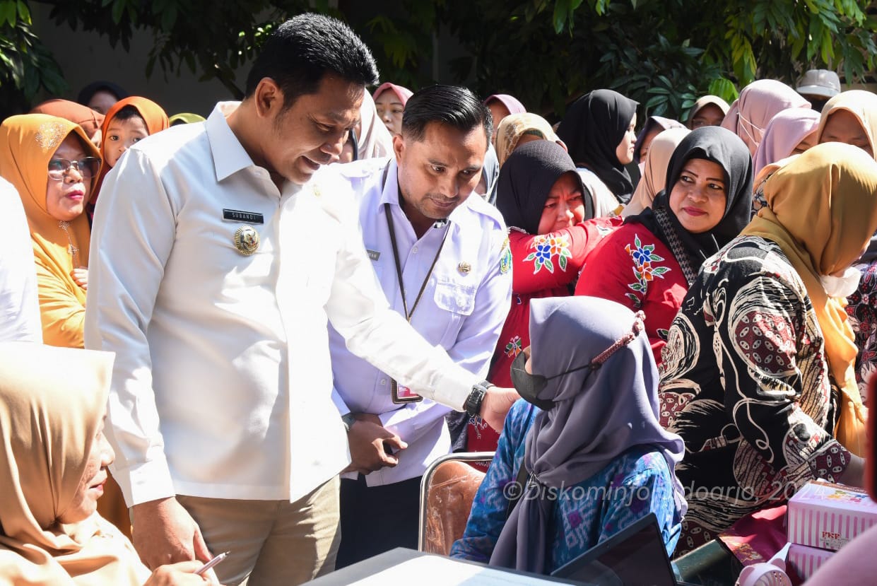 PERIZINAN - Para pelaku UMKM mengurus Nomor Induk Berusaha (NIB) dari Dinas Penanaman Modal dan Pelayanan Terpadu Satu Pintu (DPM PTSP) Pemkab Sidoarjo dalam layanan jemput bola di Kantor Kecamatan Porong, Rabu (19/06/2024).