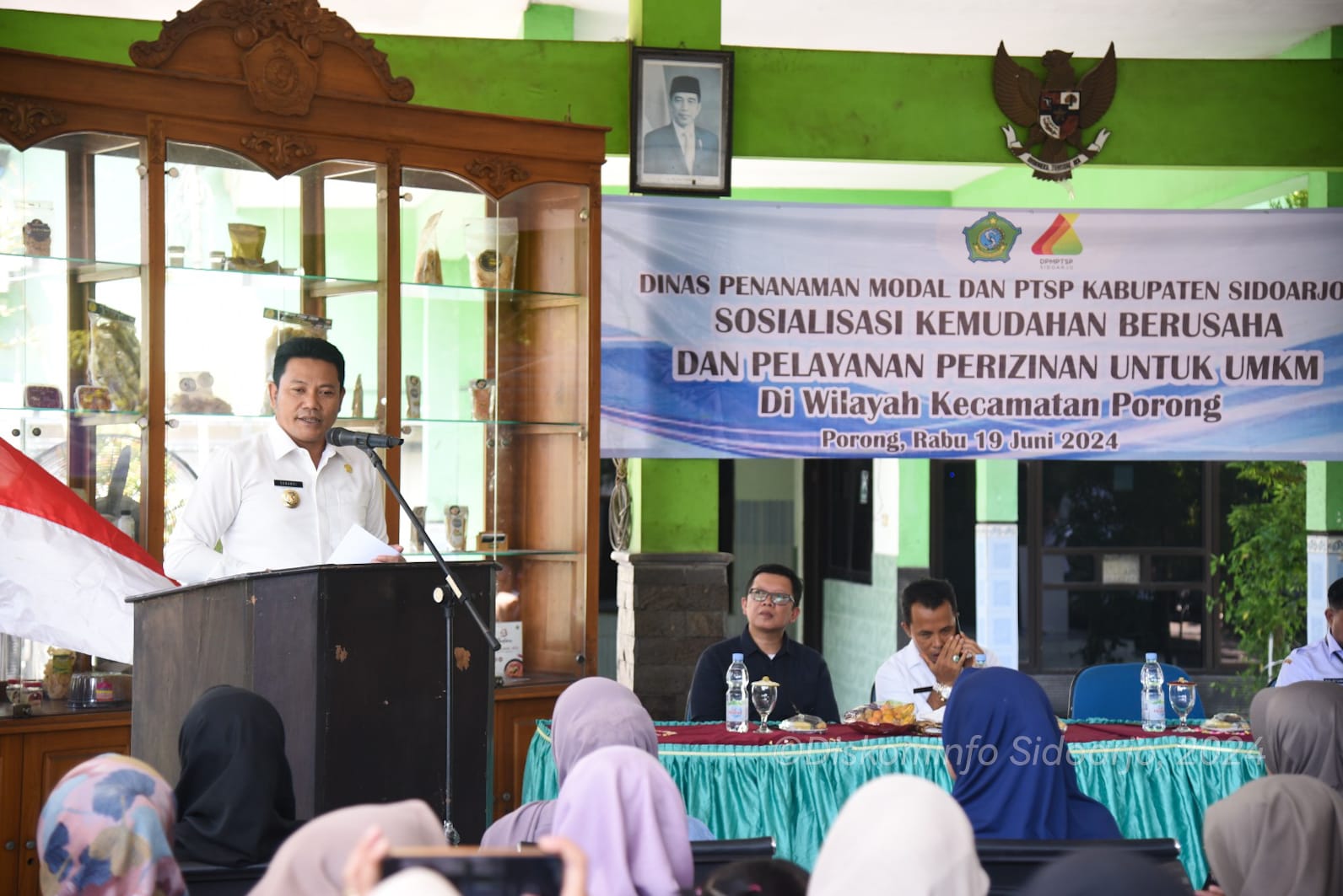 SOSIALISASI - Plt Bupati Sidoarjo, Subandi saat membuka Sosialisasi Kemudahan Berusaha dan Pelayanan Perizinan untuk UMKM di Kantor Kecamatan Porong, Rabu (19/06/2024).