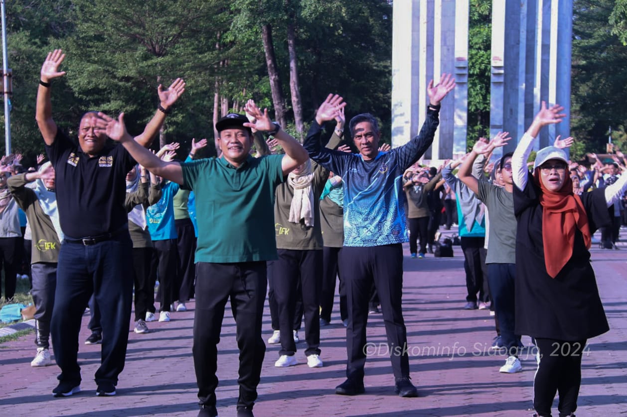 SENAM - Plt Bupati Sidoarjo Subandi bersama para Kepala OPD dan staf Pemkab Sidoarjo menggelar senam bersama dan bersih-bersih Alun-Alun Sidoarjo, Jumat (21/06/2024).