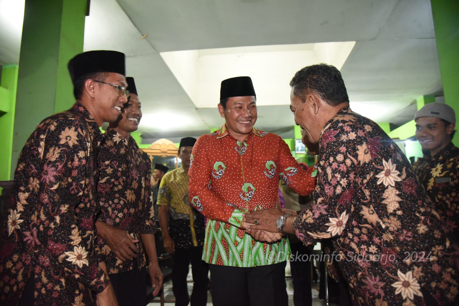 PENGUKUHAN - Plt Bupati Sidoarjo, Subandi menyaksikan pengukuhan pengurus Paguyuban Badan Permusyawaratan Desa (PBPD) Kecamatan Porong periode 2024 - 2028 di kantor Kecamatan Porong, Sabtu (22/06/2024) malam. 